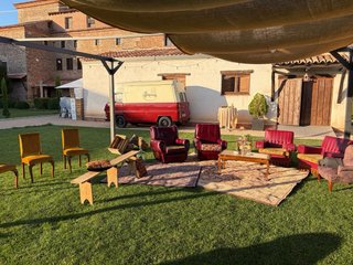 Set de sofas vintage ideal para boda alternativa