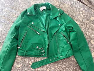Chaqueta cuero verde estilo motero