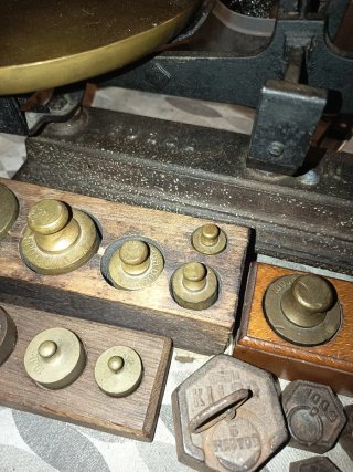 Balanza antigua con juego de pesas
