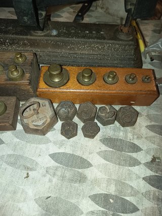 Balanza antigua con juego de pesas