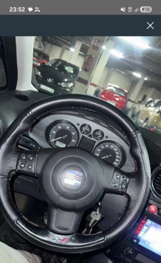 Volante Seat Ibiza FR con decoración cupra