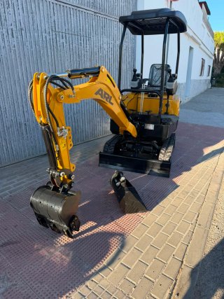 Mini excavadora ARL amarilla