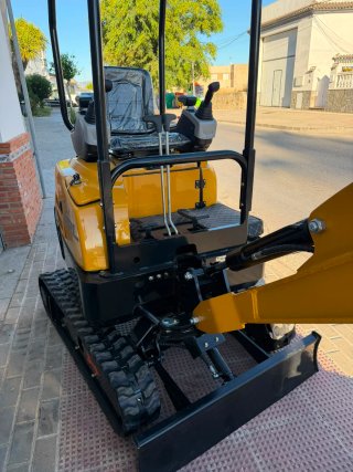 Mini excavadora ARL amarilla