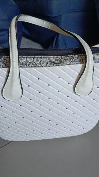Borsa rigida bianca con borchie
