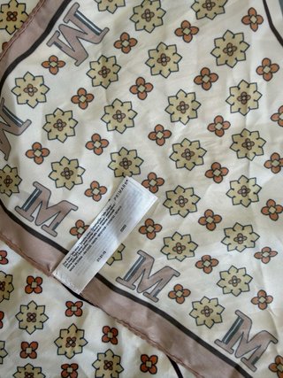 Pañuelo estampado letra M beige, rosa y azul