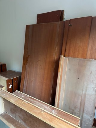Armario de madera con puertas de espejo