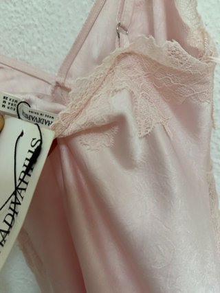 Vestido Stradivarius rosa encaje asimétrico