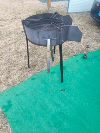 Barbacoa de metal negra