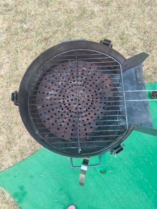 Barbacoa de metal negra