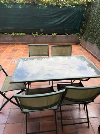 Mesa de exterior con sillas URGE POR MUDANZA