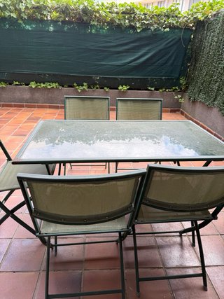 Mesa de exterior con sillas URGE POR MUDANZA