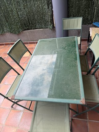 Mesa de exterior con sillas URGE POR MUDANZA