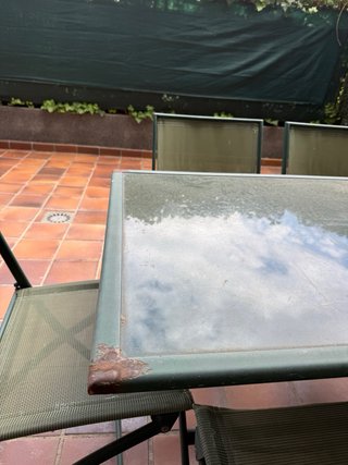 Mesa de exterior con sillas URGE POR MUDANZA