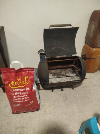 Barbacoa de metal con tapa