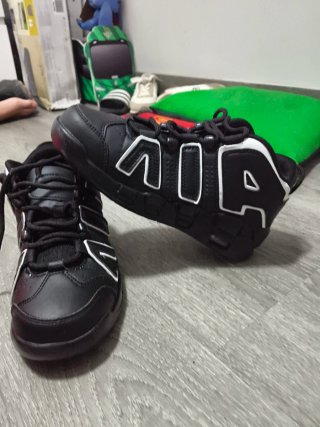 Zapatillas deportivas negras y blancas sin usar