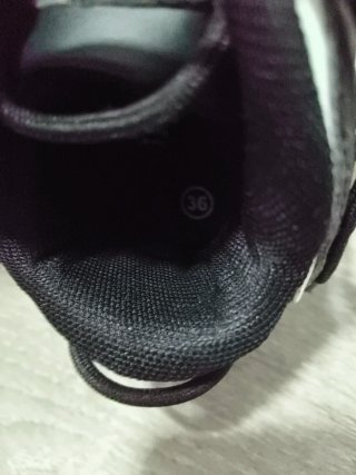 Zapatillas deportivas negras y blancas sin usar