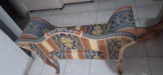 Sillón antiguo de tela y madera