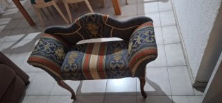 Sillón antiguo de tela y madera