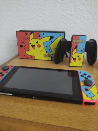 Nintendo Switch con vinilo Pikachu