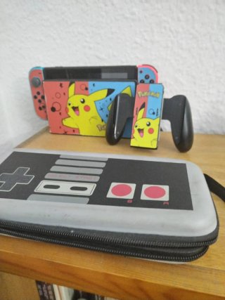 Nintendo Switch con vinilo Pikachu