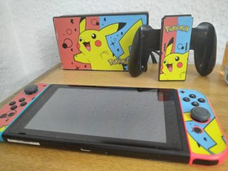 Nintendo Switch con vinilo Pikachu