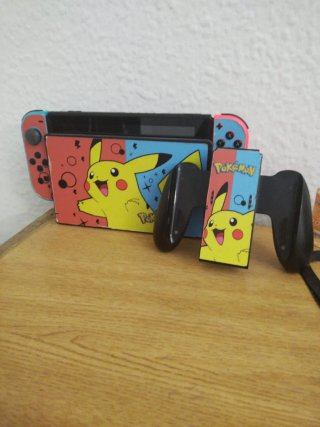 Nintendo Switch con vinilo Pikachu