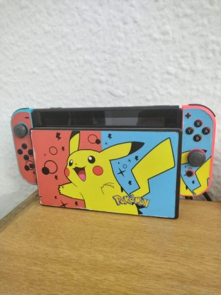 Nintendo Switch con vinilo Pikachu