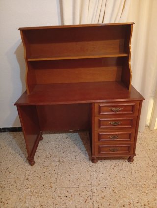 Escritorio clásico de madera