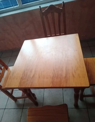 Mesa y 4 Sillas de Madera