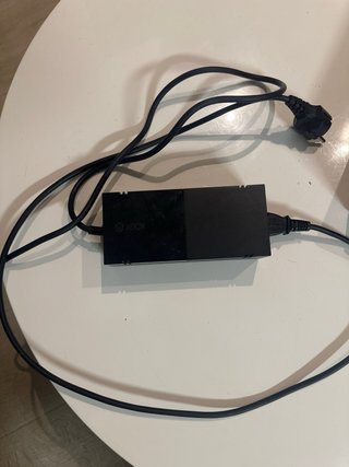 Xbox One Negra + Mando Blanco