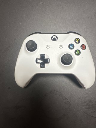 Xbox One Negra + Mando Blanco