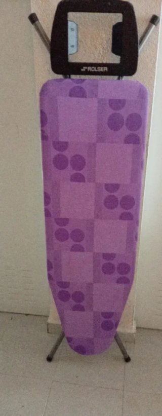Tabla de planchar morada con diseño marca Rolser