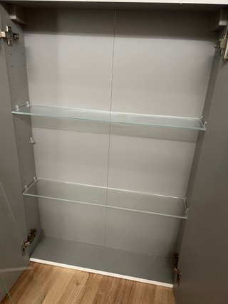 Armario blanco con baldas de cristal