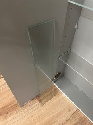 Armario blanco con baldas de cristal