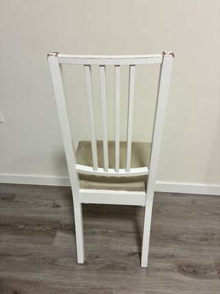 Silla blanca Ikea con asiento beige