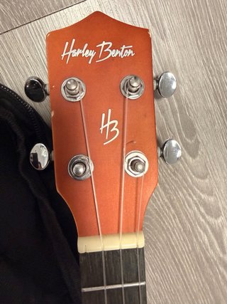 Ukelele Harley Benton con funda