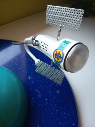 Lámpara infantil espacial