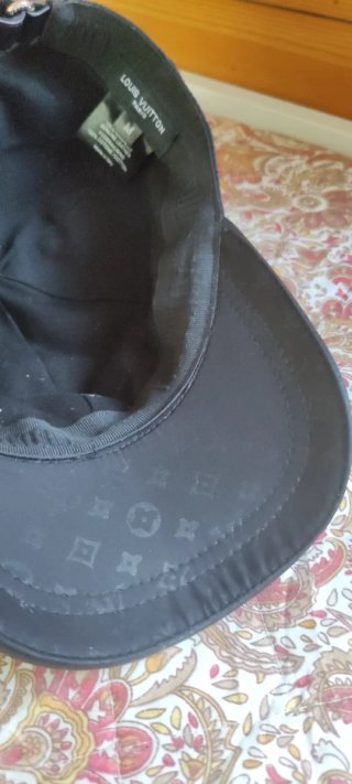 Gorra Louis Vuitton Negra y Dorada