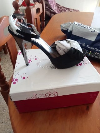 Tacones negros nuevos sin usar