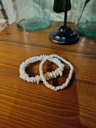 Dos pulseras blancas