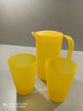 Jarra medidora y vasos de plástico
