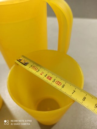 Jarra medidora y vasos de plástico