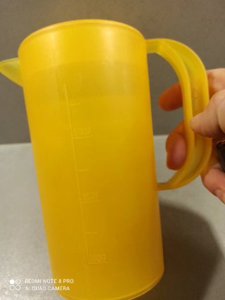 Jarra medidora y vasos de plástico