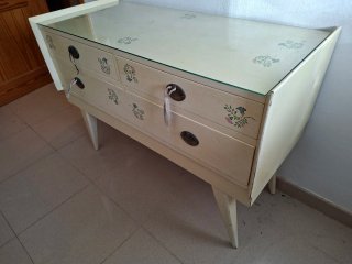 Cama 1.35 con mesitas y cómoda