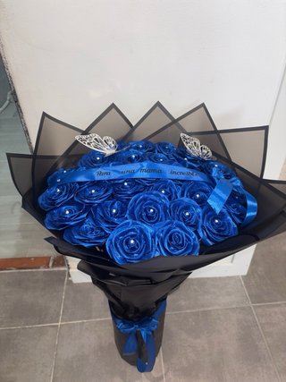 Ramo de rosas azules con mariposas