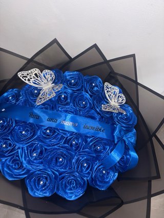 Ramo de rosas azules con mariposas