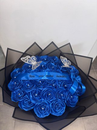 Ramo de rosas azules con mariposas