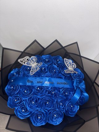 Ramo de rosas azules con mariposas