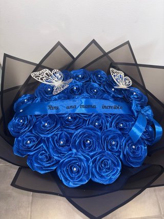 Ramo de rosas azules con mariposas