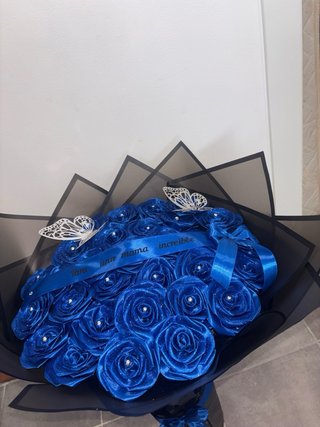 Ramo de rosas azules con mariposas